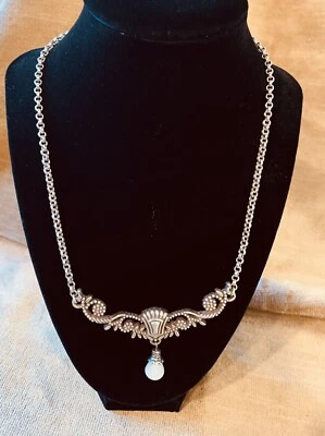 "Collar de cadena Brighton Scroll perlas de vidrio blanco tono plata 20"" retirado" Foto 1 de 4