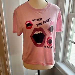 Pink Graphic Tee Sabrina Carpenter style kiss. Girl boss Small NWT - Picture 1 of 5