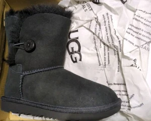UGG KIDS BAILEY BUTTON -BLACK SUEDE Boots 13 ..31 EU - Picture 1 of 8