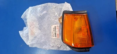 MARCADOR LATERAL DERECHO TOYOTA COROLLA SEDÁN 1984-1986 OEM 81611-12190 Foto 1 de 4