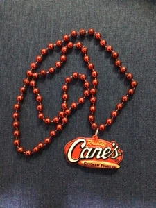 Raising Cane's Huhn Finger Promo rot Karneval Perlen Halskette Medaillon NEU - Bild 1 von 3