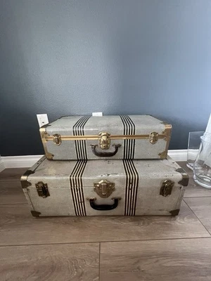 Antigua maleta de metal antigua a rayas de los años 40 Foto 1 de 4