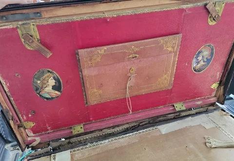 ANTIQUE VICTORIAN LADIES STEAMER TRUNK RARE BRANDED SOLE LEATHER HUMP STAGECOACH Cover