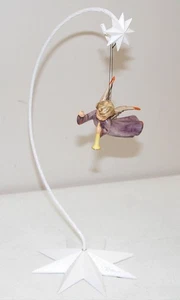 Neuwertig!! HUMMEL Weihnachtskrippe "LILA FLIEGENDER ENGEL" #1987 mit RADKO STÄNDER!! - Bild 1 von 3