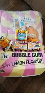 1986 BAZOOKA TOPPS GARFIELD ENGLAND UK SCATOLA DI GOMMA A BOLLE NON APERTA CON 150 ADESIVI - Foto 1 di 1