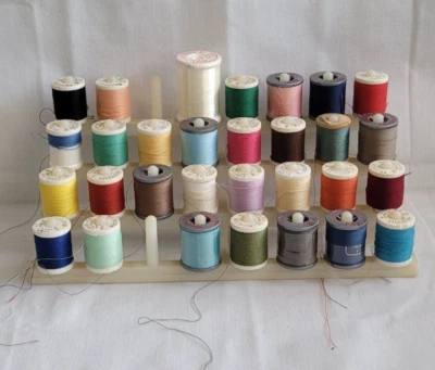 Carretes de costura de plástico blanco coleccionables y soporte para hilo Foto 1 de 4