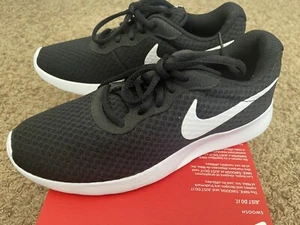 New Nike Tanjun Women's Black/White 6.5 - Picture 1 of 11