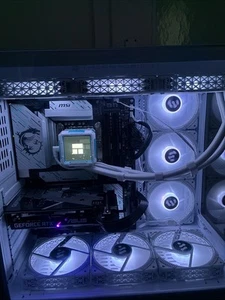 Gaming PC Mit Wasserkühlung In Weiß - Bild 1 von 5