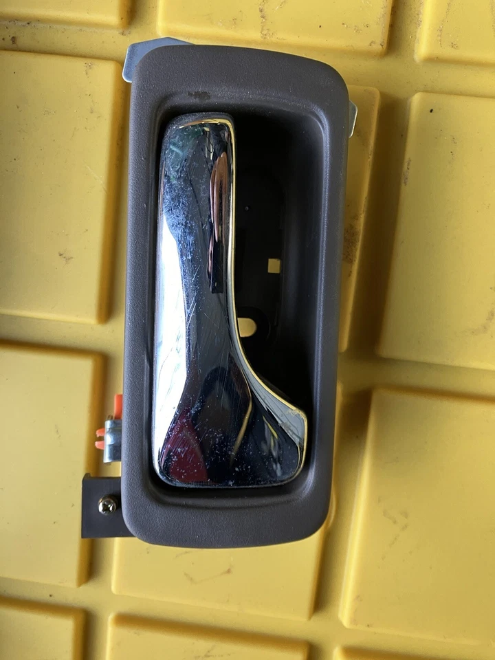 Оригинальная желтовато-коричневая хромированная ручка внутренней двери для правой задней пассажирской двери 1999 Acura RL - Изображение 1 из 4