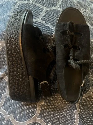 Fitflop 凉鞋 Faye Espadrille 麂皮绒楔形黑色系带厚底 8 — 第 1/4 张图片