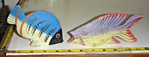 2 estatuillas pequeñas de peces de arte popular de madera pintadas a mano de colección - pastel - Imagen 1 de 8