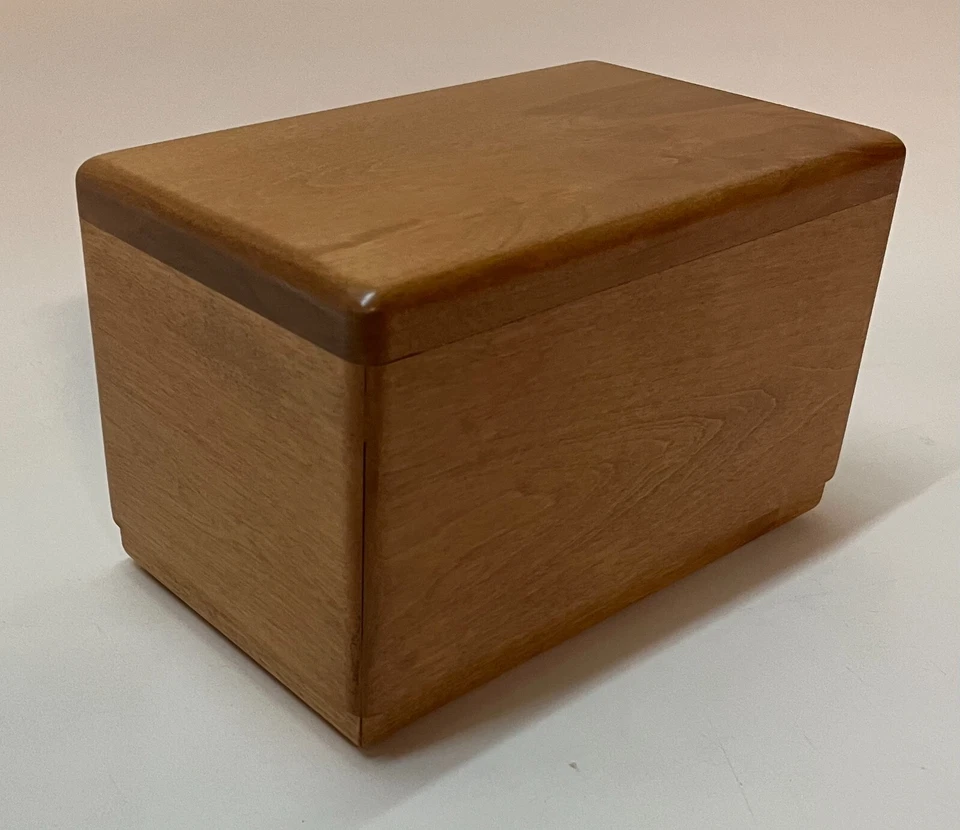 URNA DE CREMACIÓN HORIZONTAL DE MADERA DURA DE ABEDUL HECHA EN EE. UU. Foto 1 de 1