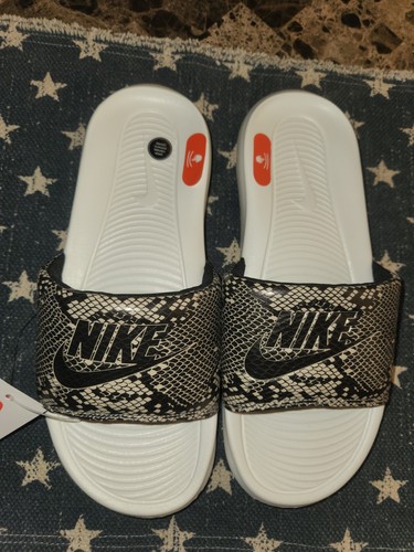 NUOVI sandali da donna Nike Victori One Slides sabbia del deserto pelle di serpente taglia US 8