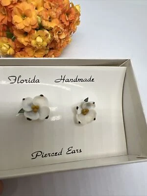 NUEVO Pendiente Perforado Floral Hecho a Mano Florida Creations Flores de Madera de Perro Concha Foto 1 de 4