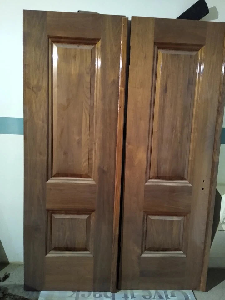 Puertas de entrada dobles de madera personalizadas Foto 1 de 3