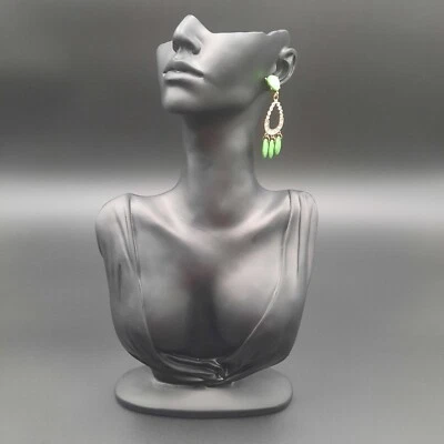 Pendientes colgantes de cristal lágrima verde con acento de diamantes de imitación joyería en tono dorado Foto 1 de 4