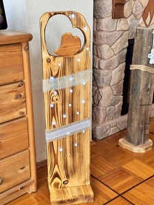 Holz Stele Holzstele Herzlich Willkommen Holz Deko Ständer NEU Handarbeit - Bild 1 von 3