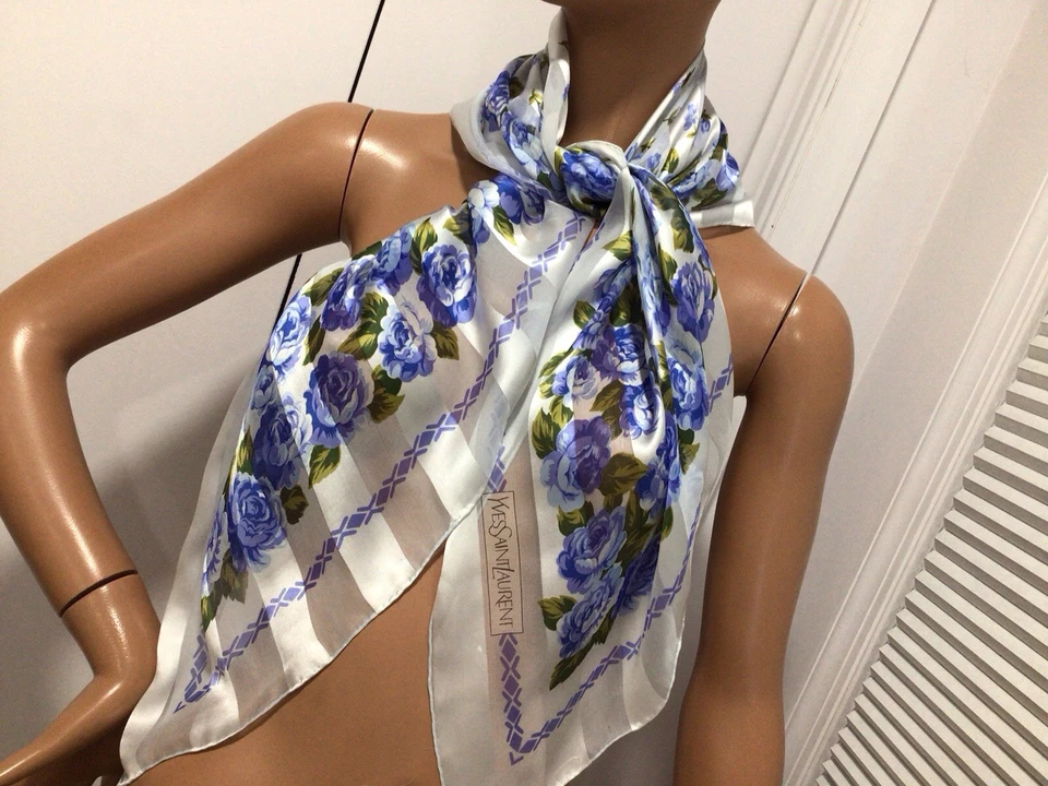 YSL YVES 圣劳伦特女士丝绸围巾/美丽的蓝色花朵 ( 35 英寸 x 35 英寸) — 第 1/4 张图片
