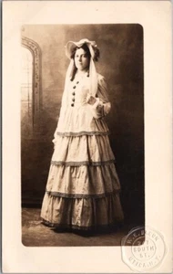Foto de colección UTICA, Nueva York RPPC postal mujer en vestido casero moda - Imagen 1 de 2