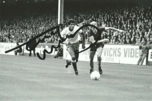 ASTON VILLA: TONY MORLEY SIGNED 6x4 ACTION PHOTO+COA **1982 EUROPEAN CUP** - Picture 1 of 1
