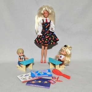 Barbie Schullehrer mit Schülern, Schreibtischen und Zubehör 1995 - unvollständiges Set - Bild 1 von 9
