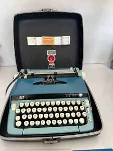 VINTAGE SCM SMITH CORONA STERLING TYPEWRITER WITH CASE AND MANUAL WORKS - Picture 1 of 9