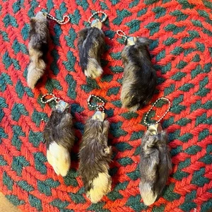 LUCKY RABBITS FOOT DARK RABBIT'S FEET QTY 6 GENUINE RABBIT'S NATURAL KEY CHAINS - Picture 1 of 4