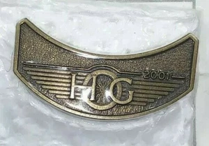 Chaqueta Hog Harley Davidson 2001 dueños grupo pin insignia alas rockero - Imagen 1 de 3