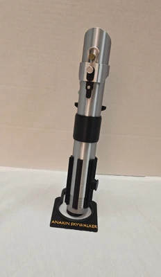 Réplica y soporte de sable de luz inspirado en Anakin Skywalker Episodio II 2, Star Wars Foto 1 de 4