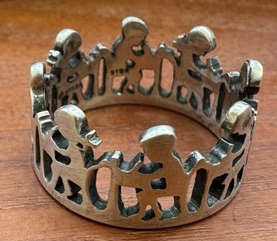 ANILLO BANDA JAMES AVERY JUBILADO DÍAS ESCOLARES NIÑOS SENTADOS EN SU ESCRITORIO Talla 6.75 Foto 1 de 4