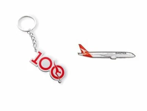 SET OF 2 QANTAS AUSTRALIA RED 100 YEARS KEYRING & BOEING B787 PANE PIN BADGE - Picture 1 of 1