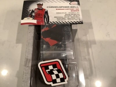 克里斯托弗·贝尔亲笔签名 2017 丰田 JBL.com 康萨斯获胜压铸和卡 — 第 1/4 张图片