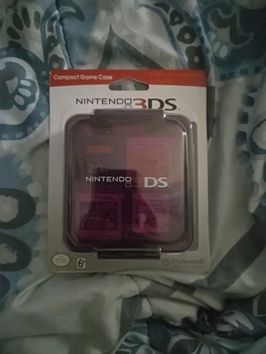 Estuche compacto Power A Nintendo 3DS, púrpura transparente, tiene capacidad para 16 tarjetas de juego Foto 1 de 2