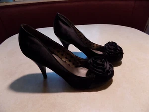 Fergalicious by Fergie Black Satin 3.75" Heels w Flower Rosettes EUC sz 8 Pumps - Picture 1 of 11