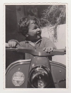 Adorable Niño Joven Fácil Motocicleta Motocicleta Extraña Vintage Instantánea Antigua - Imagen 1 de 7