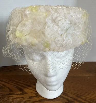 Sombrero pastillero vintage blanco roto sin marca con flores perlas red jaula pájaros Foto 1 de 4