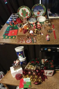 WEIHNACHTEN KONVOLUT TELLER SCHALE TASSE ORNAMENTE SCHNEEKUGEL WEIHNACHTSMANNSACK KOHLEKERZEN - Bild 1 von 24