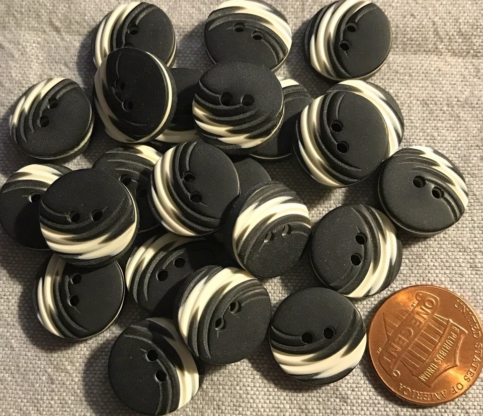 Lote de 24 botones gruesos de plástico "tallado" blanco y negro casi 5/8" 15 mm # 267 nuevos Foto 1 de 1