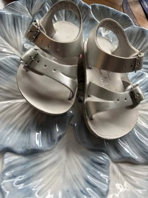 Sandalias de agua salada Sea Wees de Hoy plateadas talla 2 niño bebé Foto 1 de 4