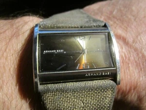 RELOJ ARMAND BASI CAJA CURVA FUNCIONA MUY BIEN CORREA TIENE DESGASTE - BBA32B - Imagen 1 de 4