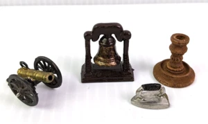 Lote Vintage Casa de Muñecas Miniaturas Campana Candelabro Hierro Cañón 4 Piezas - Imagen 1 de 2