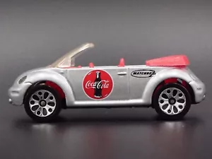 1998-2011 VW Volkswagen Beetle Bug Convertibile Coca Cola 1:64 Modellino Auto - Foto 1 di 4
