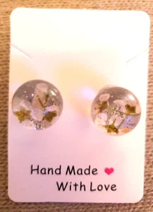 KLARE HARZKUGELOHRRINGE; ECHTE Mini-Blumen innen; Chirurgenstahlpfosten; Hand - Bild 1 von 4