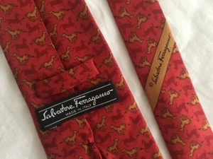 Corbata SALVATORE FERRAGAMO Seda CABALLO GALOPANTE Estampado Ecuestre 58-L Lknw - Imagen 1 de 3