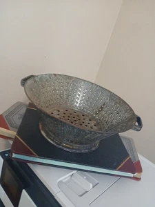 Vintage grau 10" emailliertes Sieb mit Fußsockel & Griffen - tolles Dekor! - Bild 1 von 3