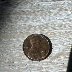 1982 D Lincoln Memorial Penny 3.1 Grams - Picture 1 of 5