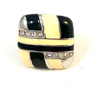 Anillo llamativo tono plata esmalte negro y crema talla 5 pedrería cuadrado de colección años 70 - Imagen 1 de 10