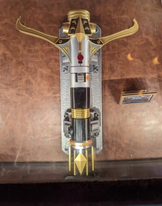 Disney Parks Star Wars Galaxy's Edge Stellan Gios Legacy Lightsaber Hilt w/Bonus - Imagen 1 de 9