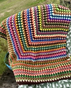  Vintage handgefertigte gehäkelte afghanische Decke im Oma-Stil - neuwertig und wunderschön! - Bild 1 von 20