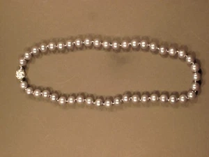 MUSCHELKERNPERLENKETTE Perlen 8 mm SILBER Schmuckkette 46cm handgeknüpft +Beutel - Bild 1 von 5